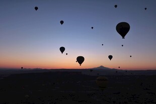 日出下的热气球群景观