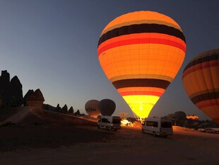黄昏下的绚丽热气球