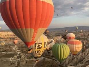 卡帕多西亚多彩热气球景观