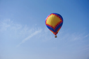 蓝天下的彩色热气球