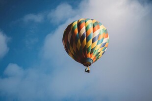 天空中多彩热气球飞翔