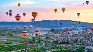 卡帕多西亚缤纷热气球景观