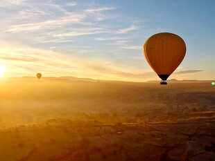 日出下的热气球浪漫飞行