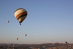 天空中多彩的热气球