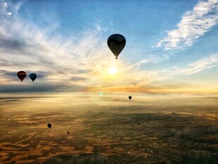日出时分的热气球美景