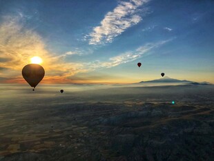 日出下的热气球浪漫飞行