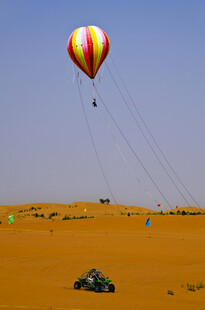沙漠中多彩热气球升空