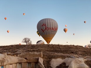 空中飘飞的多彩热气球