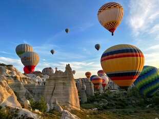 卡帕多西亚多彩热气球景观