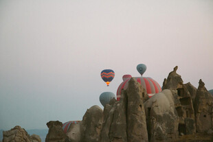热气球飞越独特地貌景观