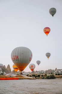 多彩热气球升空场景