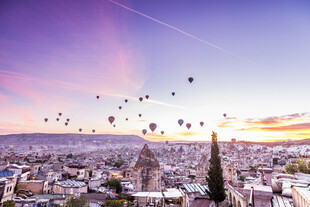 梦幻城市上空的热气球群