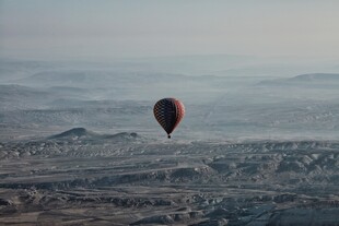 空中翱翔的热气球美景