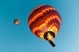 天空中绚丽的热气球