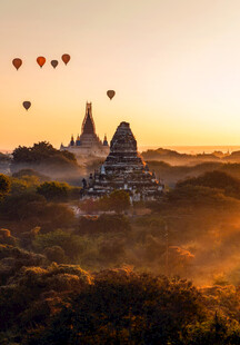 蒲甘日出下的佛塔与热气球