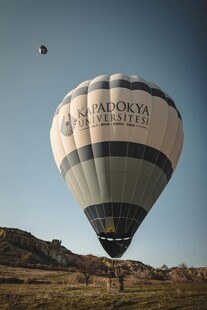 热气球翱翔于开阔天地间