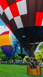 多彩热气球升空场景