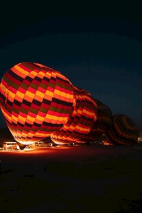 夜中发光的绚丽热气球