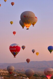 夕阳下缤纷热气球升空