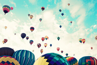 天空中缤纷多彩的热气球