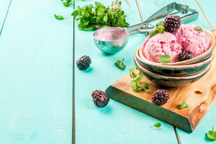 木桌上的美味粉色冰淇淋