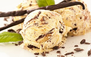 美味香草冰淇淋配巧克力酱