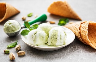 美味开心果冰淇淋及甜筒