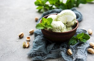 薄荷开心果冰淇淋碗