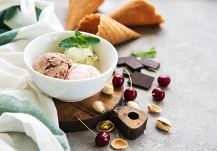 美味冰淇淋与多样配料