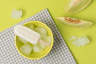 碗中甜瓜配冰块