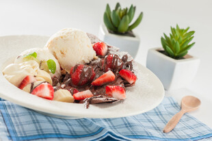 美味浆果冰淇淋甜点