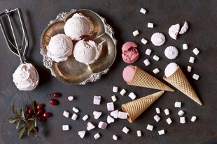 美味冰淇淋与配料展示