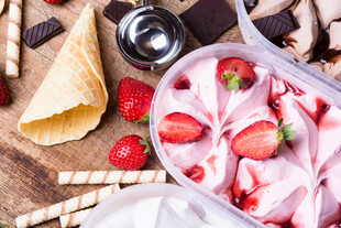 美味草莓冰淇淋及配料