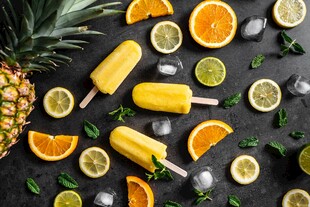 多彩水果冰棍与鲜果切片