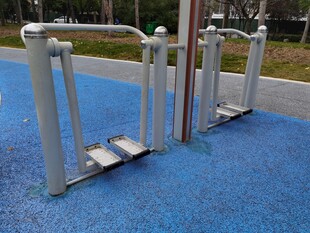 户外蓝色地面健身器材