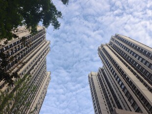 仰视城市高楼建筑景观