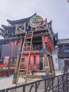 古建旁的木质游乐设施