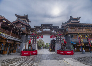 古街牌坊雪景风貌