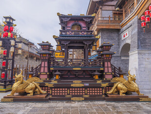 中式牌坊前的精美雕塑