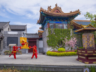 古建前抬轿子的人