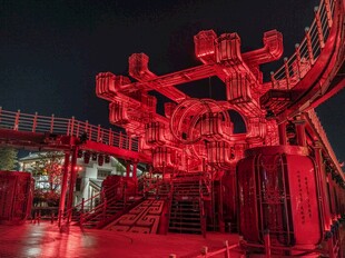 红色机械装置夜景奇观