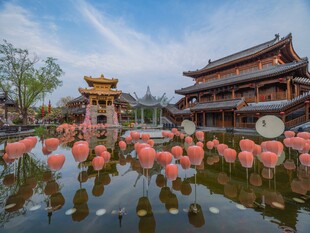 古风湖畔亭台与粉色花景