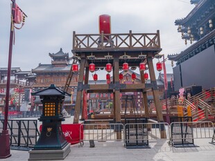 古街中式建筑挂红灯笼