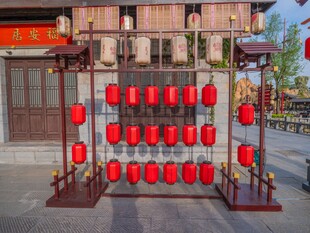 街头红灯笼装饰景观