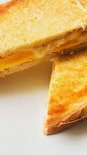 金黄酥脆芝士夹心吐司