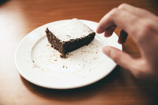 手取盘中美味巧克力蛋糕