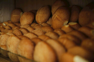 整齐排列的美味烘焙面包