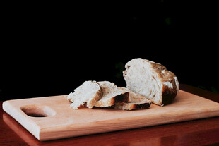 砧板上的奶酪切片