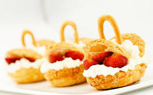 草莓奶油牛角包美食特写