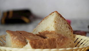 切片面包置于竹篮中